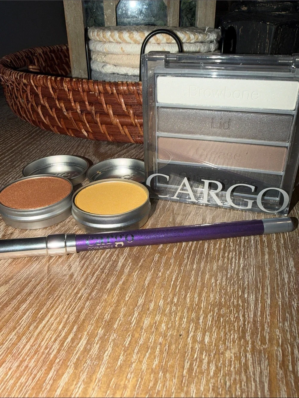 Cargo Cosmetics Neutral Eye Shadow Palette, 2 Shadows, & Eye Pencil Bundle RV$50